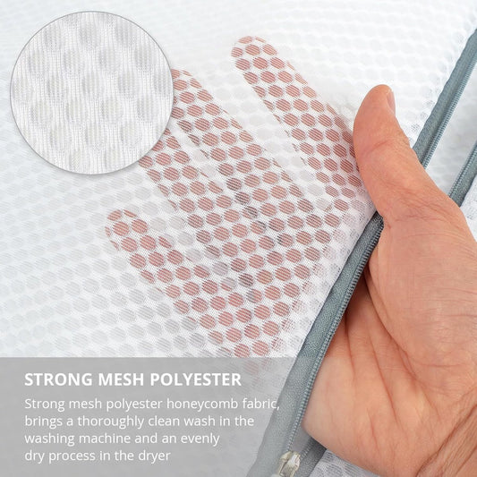 Set of 3 mesh laundry bags - Suitable for washing delicate garments - Mesh laundry bags for bras with hanging loops - Dimensions: 15 x 18 cm - Special laundry bags for lingerie