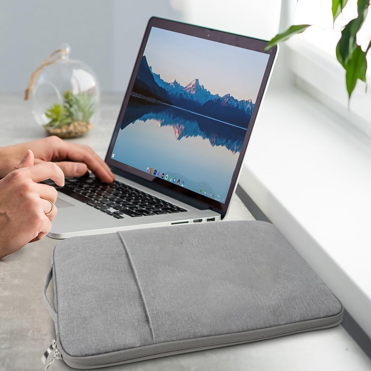 15.6-inch Laptop Sleeve - Grijs - Waterproof - Shockproof - Scratch-resistant - Splash-proof - Laptop Sleeve - Grijs