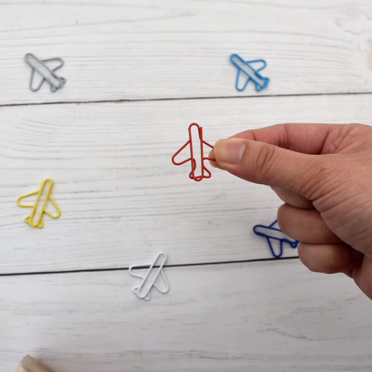 Paperclips - Pack of 100, creative paperclips in the shape of a small airplane in rainbow colors - Available in multiple colors - Fun metal bookmarks in the shape of a small airplane