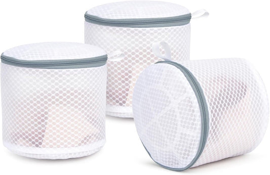 Set of 3 mesh laundry bags - Suitable for washing delicate garments - Mesh laundry bags for bras with hanging loops - Dimensions: 15 x 18 cm - Special laundry bags for lingerie