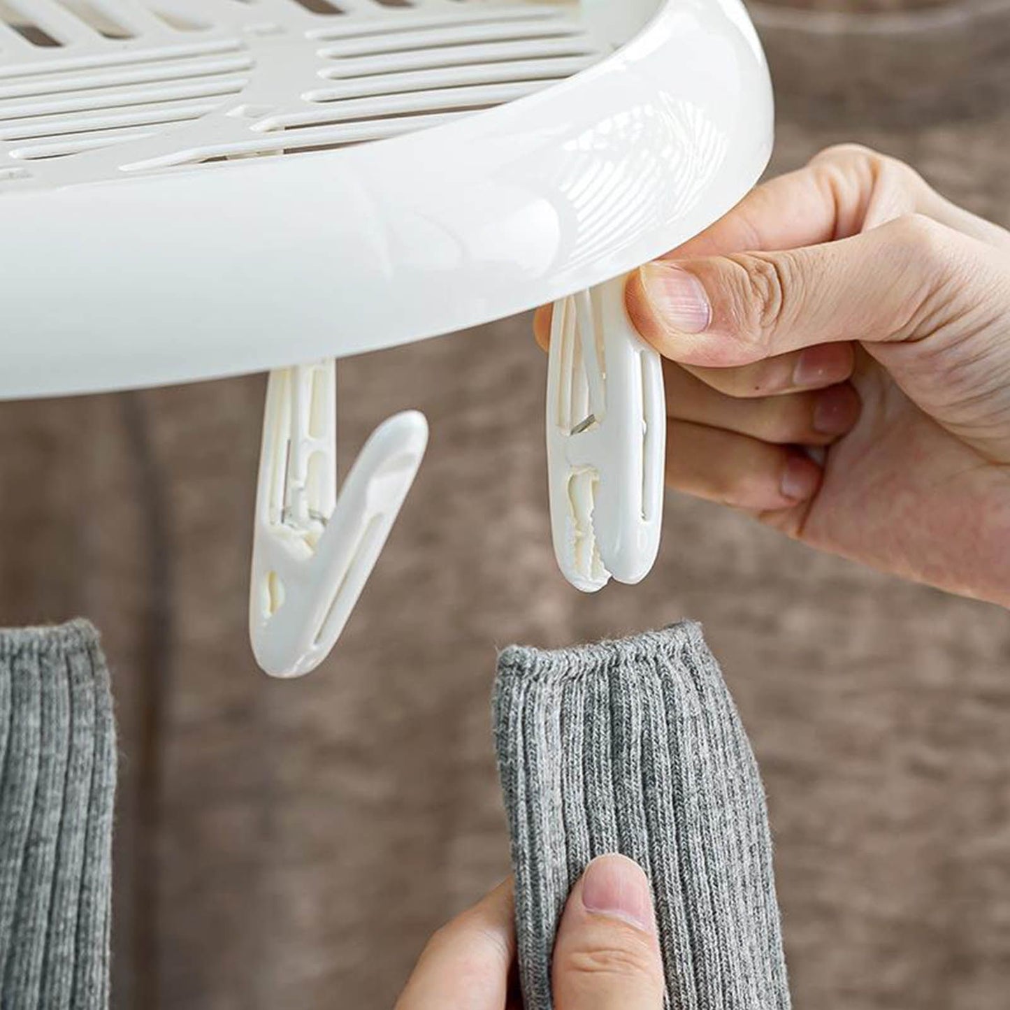 Round Drying Rack Clothes Hanger Plastic Round Laundry Hanger with Clips for Socks Underwear White