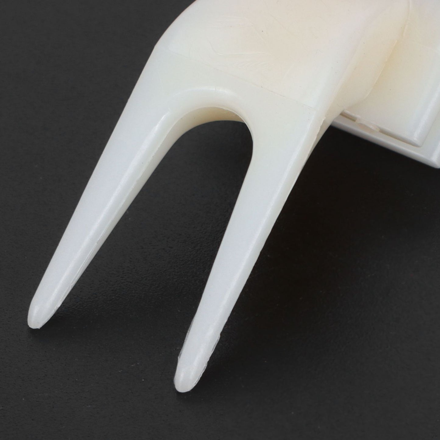 20Pcs Plastic Bird Fruit Fork Lightweight Pet Parrots Toy Bird Supplies Convenient Feeder