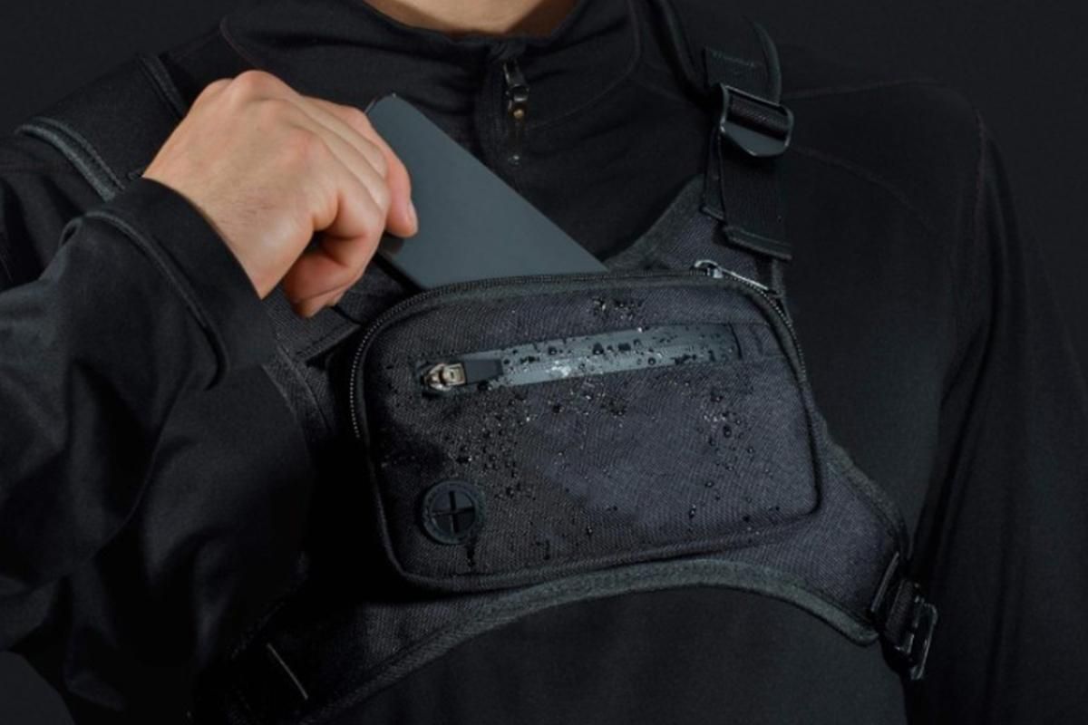 Water Resistant Running Vest Chest Pack Phone Holder for Running Lightweight Training Pack with Reflective Detail - Black