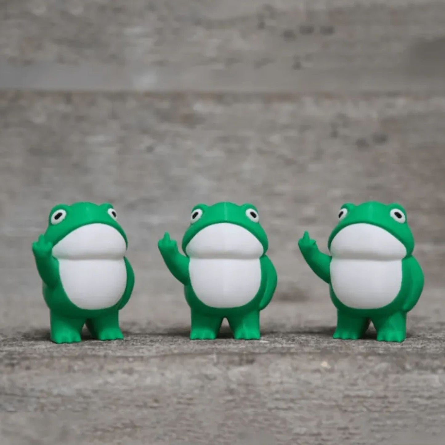 Rebellious Frog Figurine, 3.3 Inch Cute Frog The Finger Statue, Frog Garden Statue Outdoor Frog Decor (1 PC)