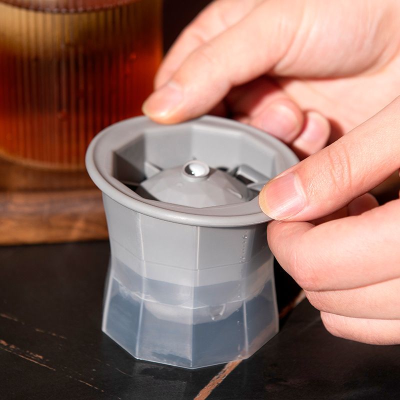 Ice Cube Mold Large-capacity Silicone Ice Tray Household Ice Storage Ice-making Box With Cover Ice Cube Home