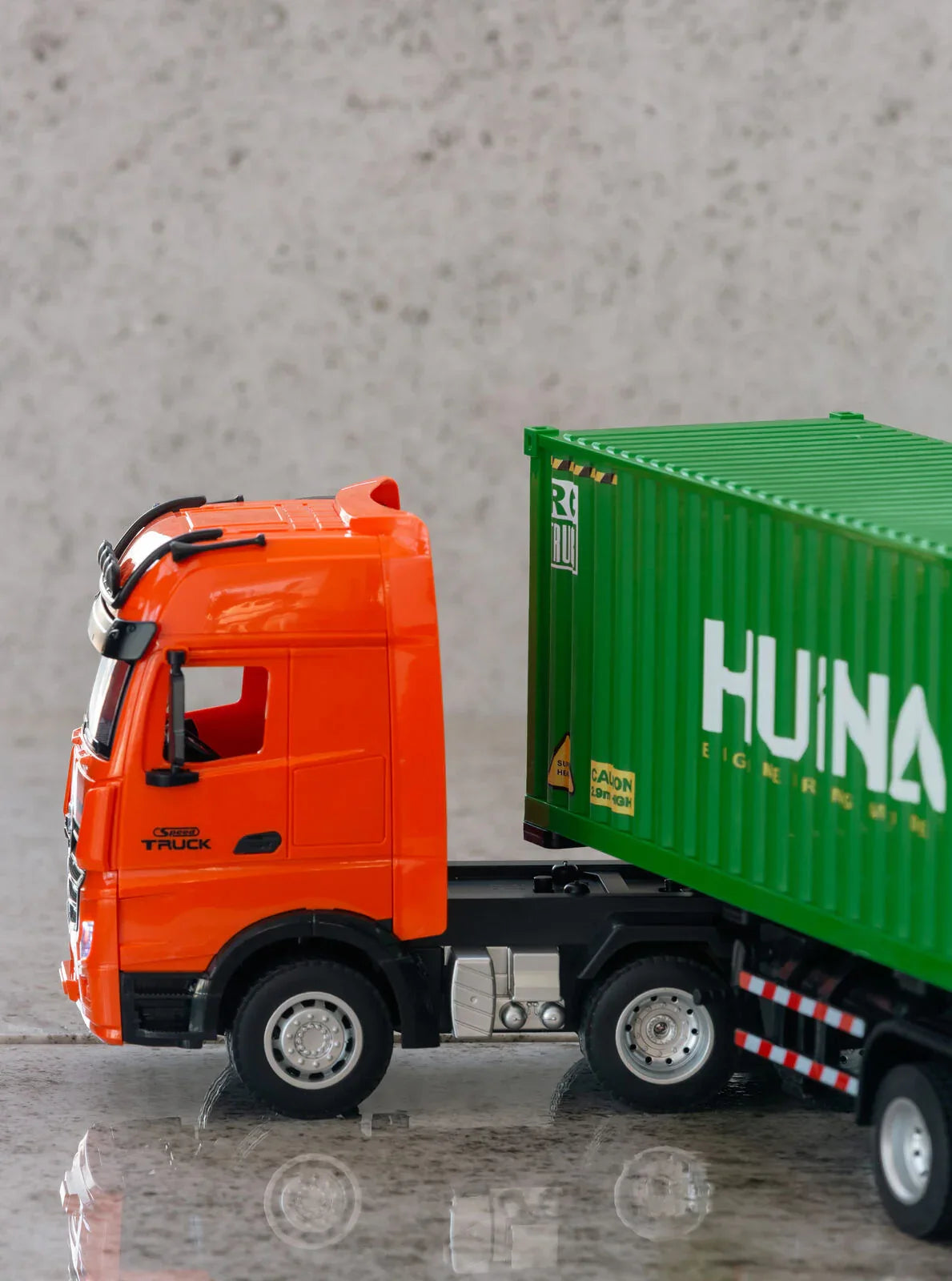 1:18 Scale 9-Channel Alloy Remote Control Container Truck with Lights & Sound for Indoor Play - Mekamart Australia