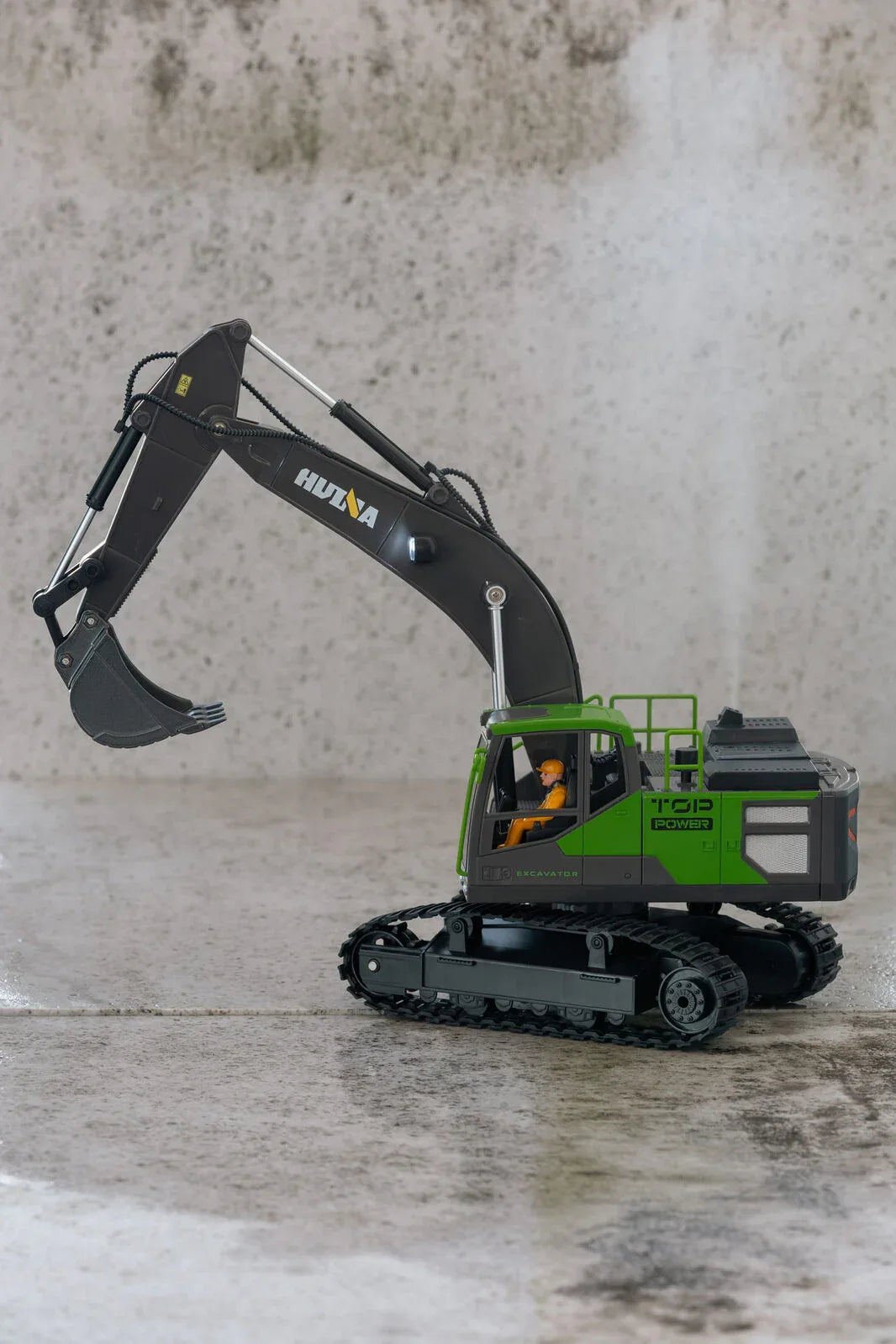 1:18 Scale 13-Channel Alloy Remote Control Excavator Construction Vehicle with Lights, Sound and Steam - Mekamart Australia